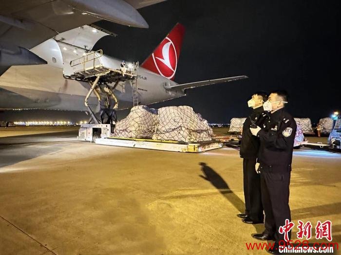 上海边检机关部署警力加强机坪放哨和货品装卸区域安全监管。　上海边检总站供图